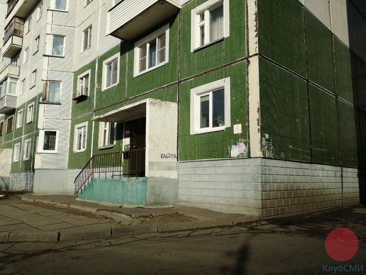В Северодвинске десятки домов изуродованы предложениями о сомнительной работе